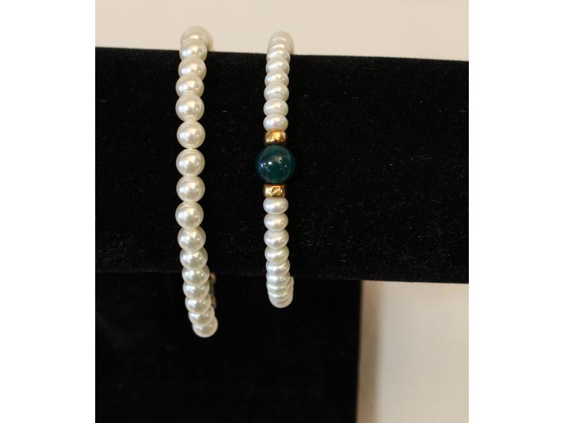 DEUX BRACELETS en perles de culture, un souple...