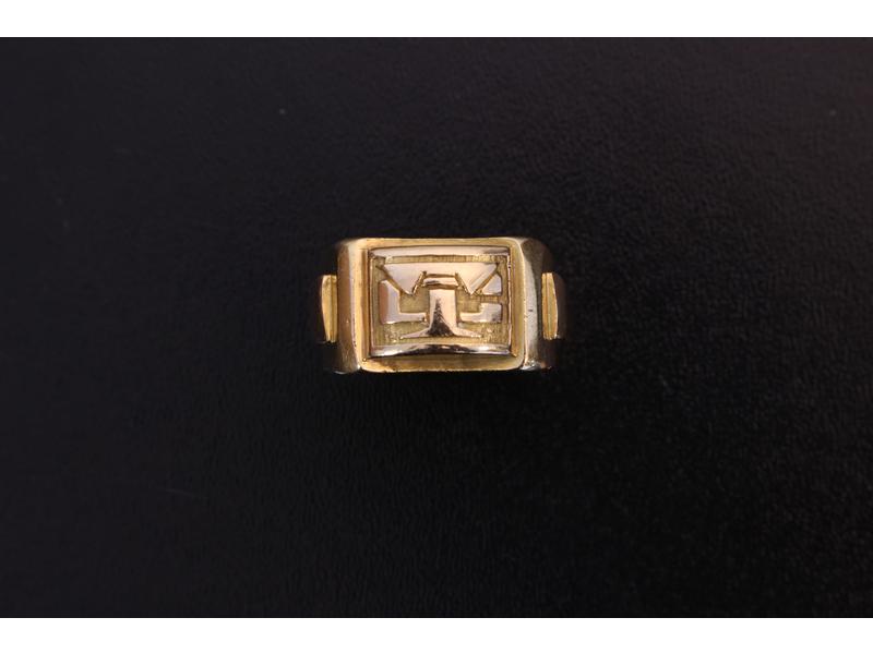 CHEVALIERE en or jaune (18K) chiffré CT.