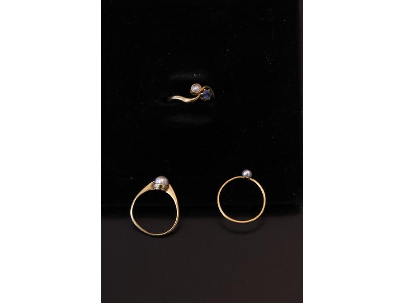 TROIS BAGUES en or jaune 18K serties de perles...