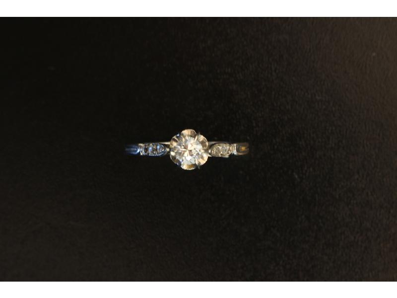 BAGUE solitaire en platine sertie d'un diamant...