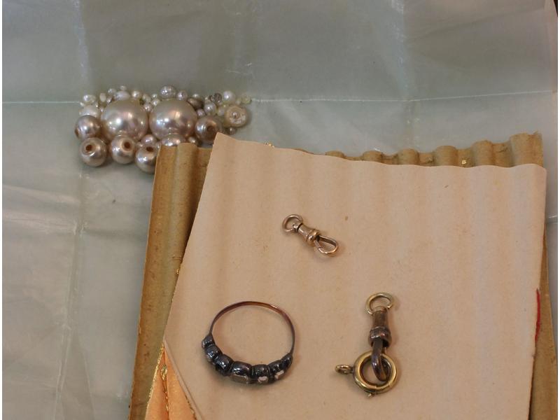 LOT comprenant feuilles d'or, perles et demi-perles...