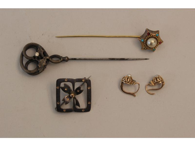 PAIRE DE PETITES BOUCLES D'OREILLES en or...