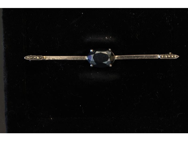 BROCHE en argent sertie d'une pierre ble...