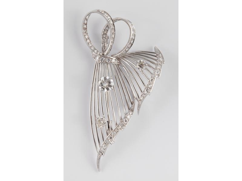 BROCHE en or gris (18K) et platine en forme...