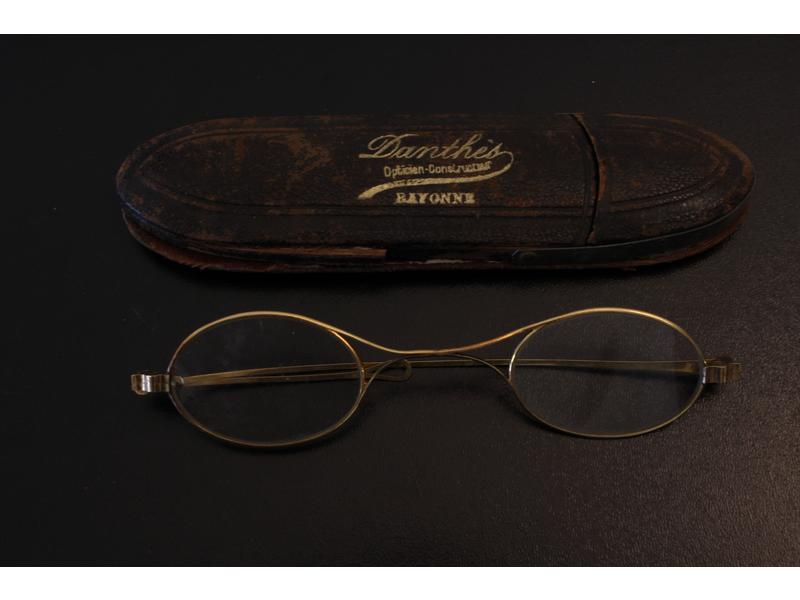 PAIRE DE LUNETTES à monture en or jaune (18K),...