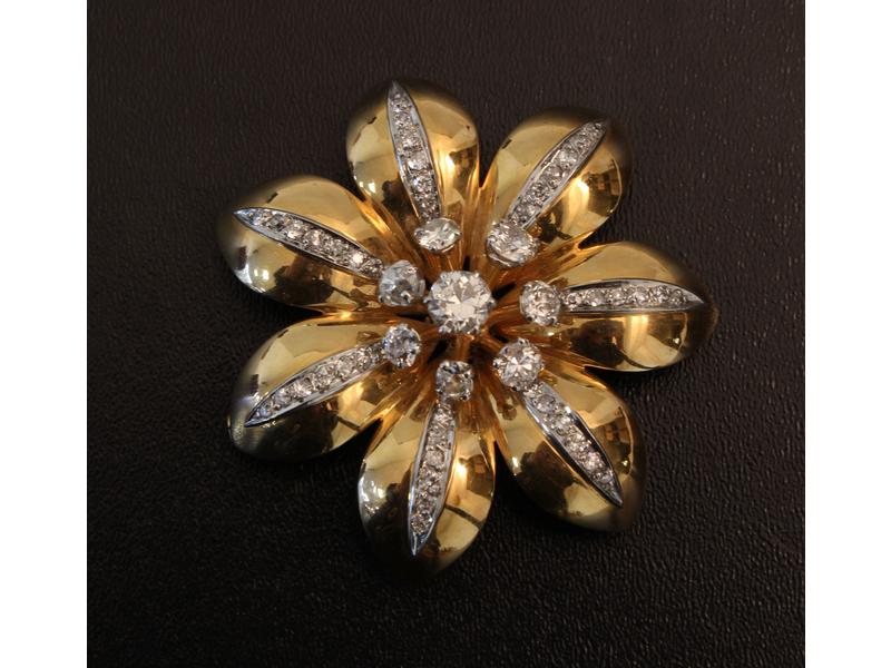 BROCHE FLEUR en or jaune (18K) sertie d'un...