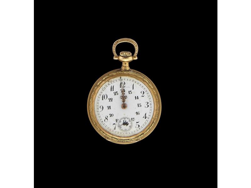 MONTRE DE COL en or jaune (18K), à dos finement...