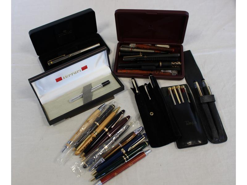 DOUZE STYLOS ou STYLOS PLUMES, divers marques,...