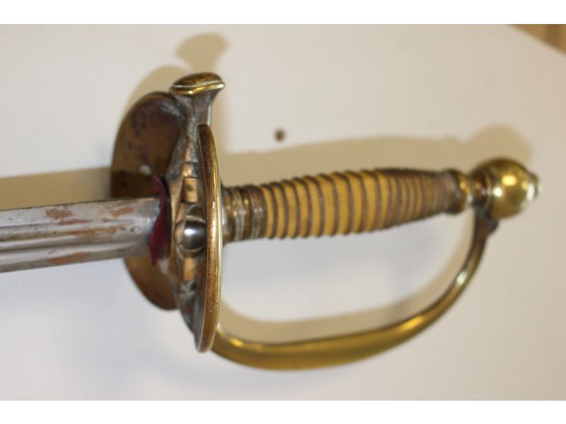 EPEE D'OFFICIER, garde à décor d'une couronne...