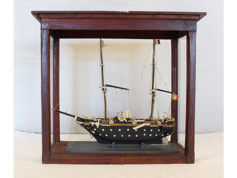 MAQUETTE DE VOILIER en bois et os, dans sa...