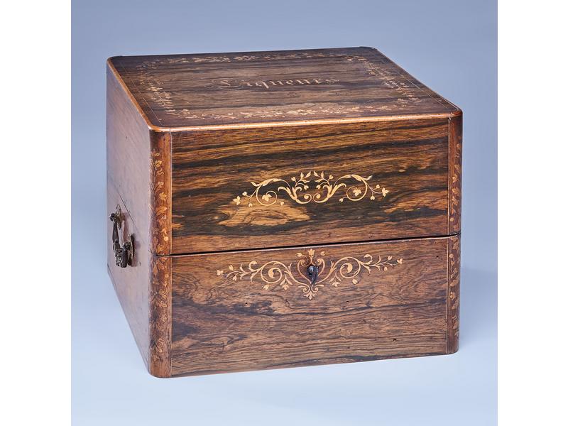 CAVE A LIQUEUR de forme cubique en placage...