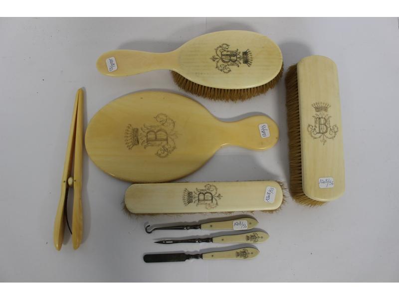 NECESSAIRE DE BROSSE en ivoire gravé du chiffre...