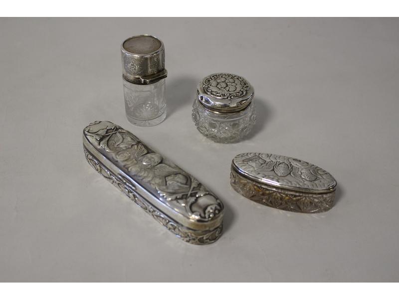 PETIT NECESSAIRE DE TOILETTE comprenant deux...