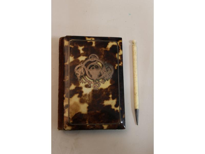 PETIT CARNET à plats en écaille orné d'un...