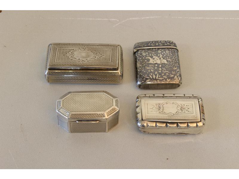 QUATRE PETITES BOÎTES en argent, dont deux...