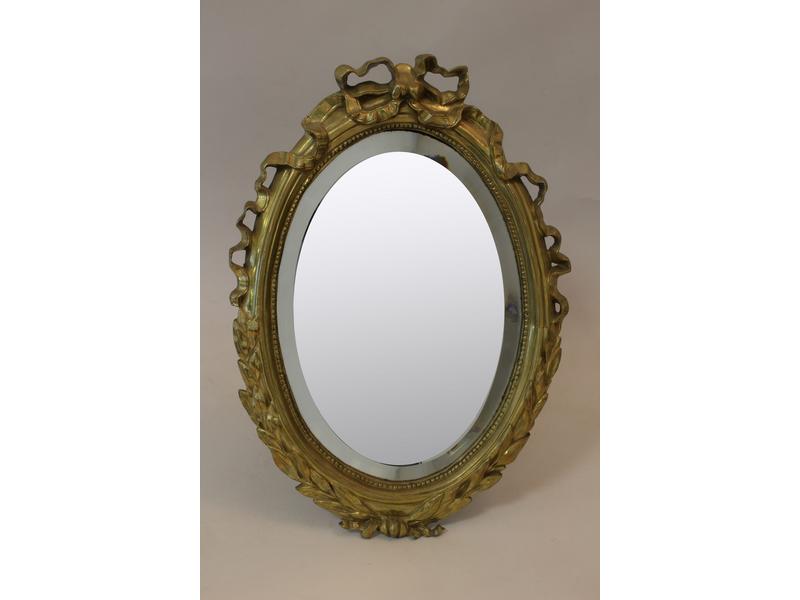 MIROIR DE TABLE sur trépied, de forme ovale...