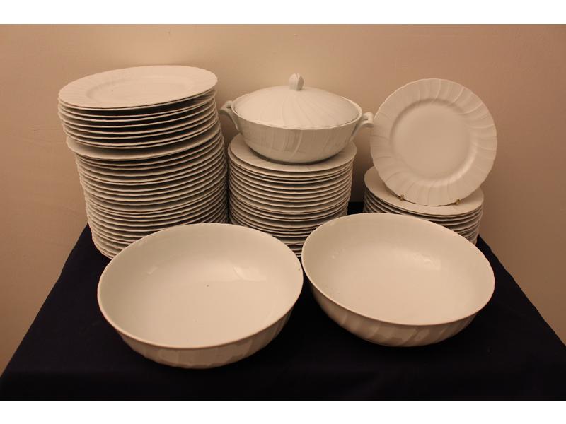 SERVICE DE TABLE en porcelaine émaillée blanche...