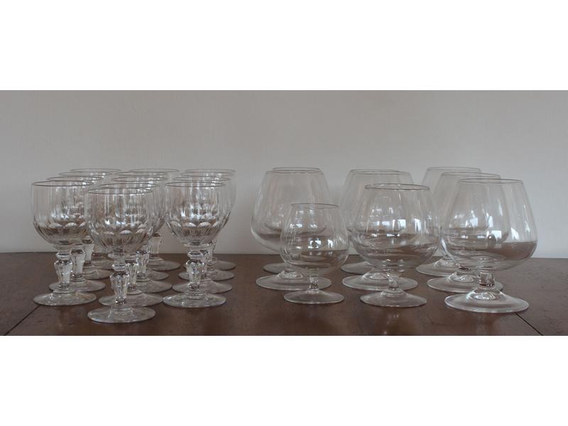 SERVICE DE VERRES A PIED en cristal taillé...