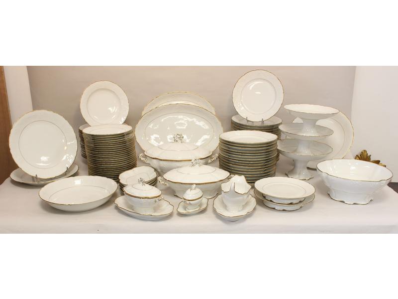 PARTIE DE SERVICE DE TABLE en porcelaine...