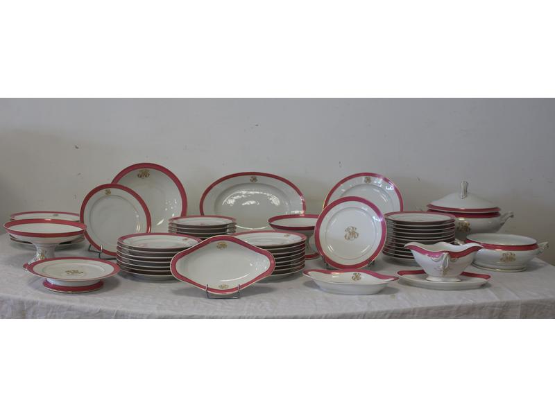 SERVICE DE TABLE en porcelaine blanche à...