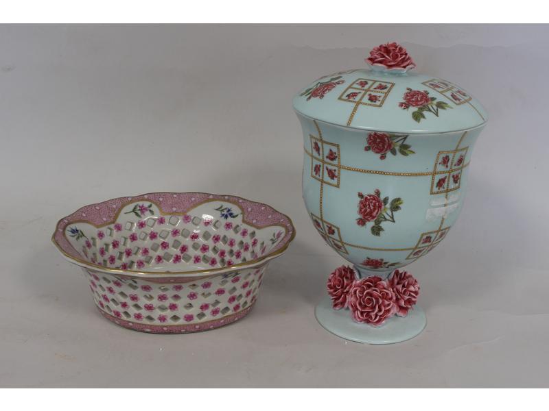 VASE balustre à pans coupés en porcelaine...