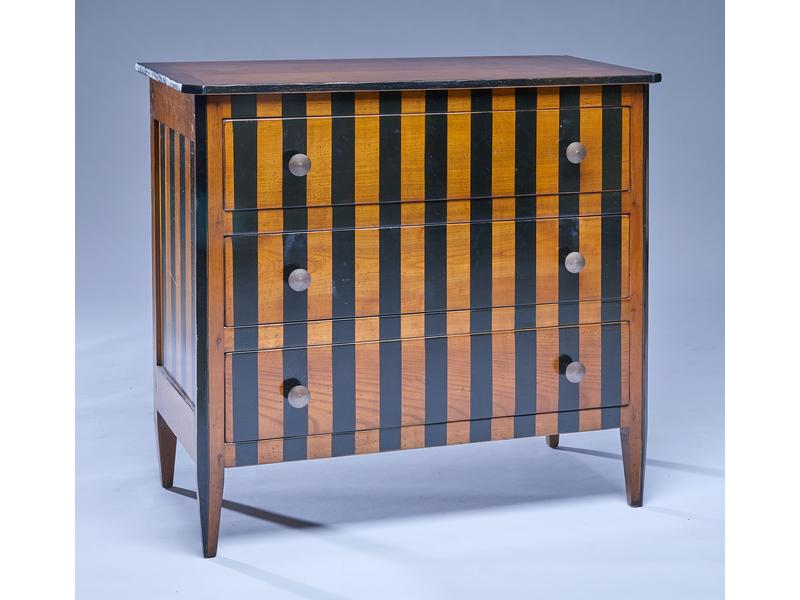 PETITE COMMODE rectangulaire en bois laqué...