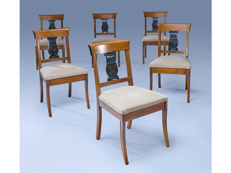 SUITE DE SIX CHAISES façon acajou, à dossier...