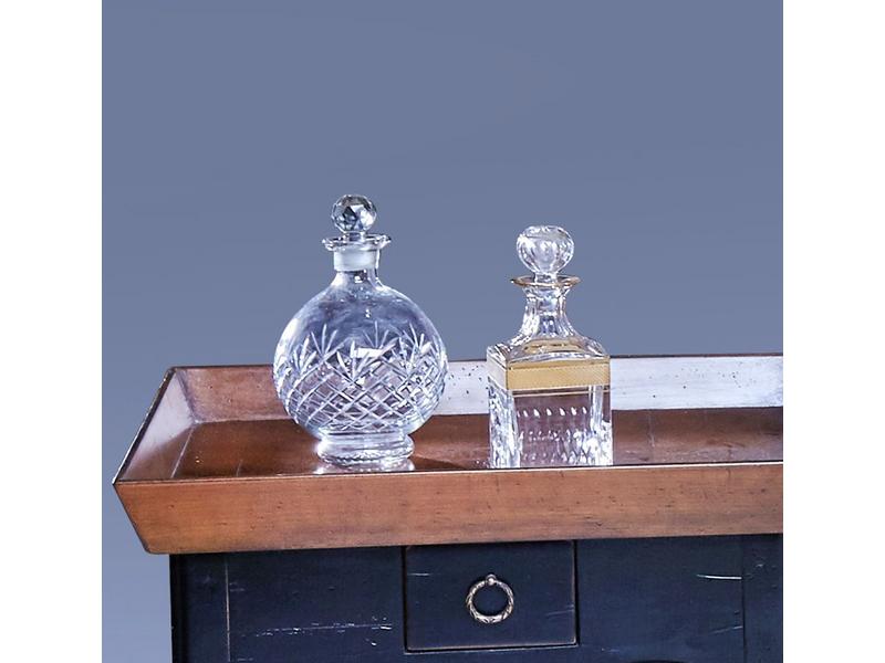DEUX CARAFES en cristal, l'une ronde en cristal...