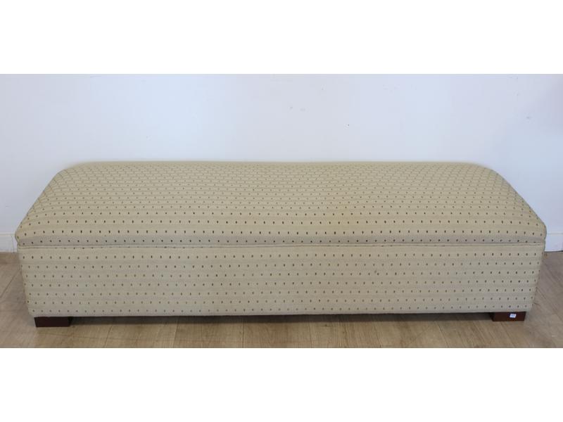 BANQUETTE ou BOUT DE LIT en tissu beige.