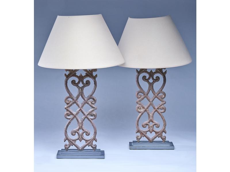 PAIRE DE LAMPES en fer forgé ajouré.