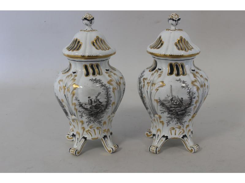 PAIRE DE BRÛLE-PARFUM couverts en porcelaine...