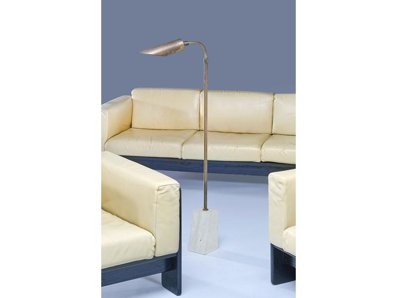 LAMPE LISEUSE en laiton sur pied en travertin...
