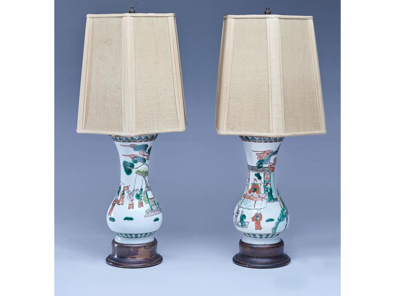 PAIRE DE VASES de forme balustre en porcelaine...