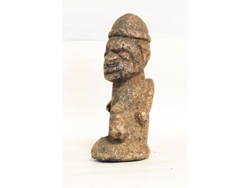 PERSONNAGE en pierre sculpté avec coiffe,...