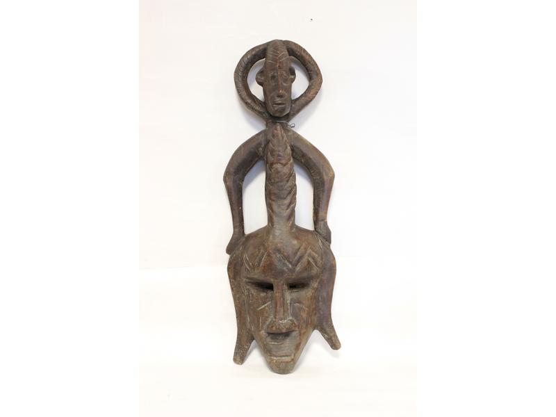 MASQUE-CIMIER en bois sculpté le visage scarifié...