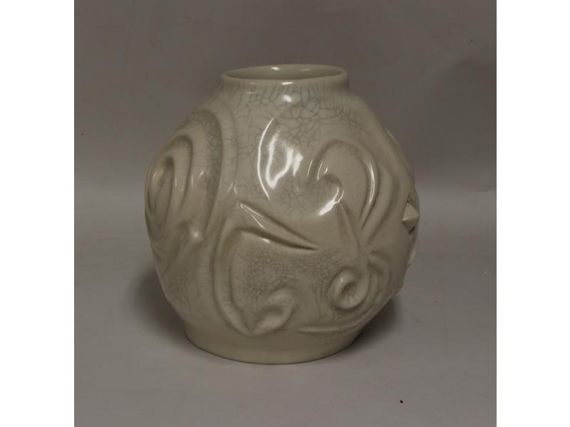 VASE boule en grès émaillé blanc à décor...