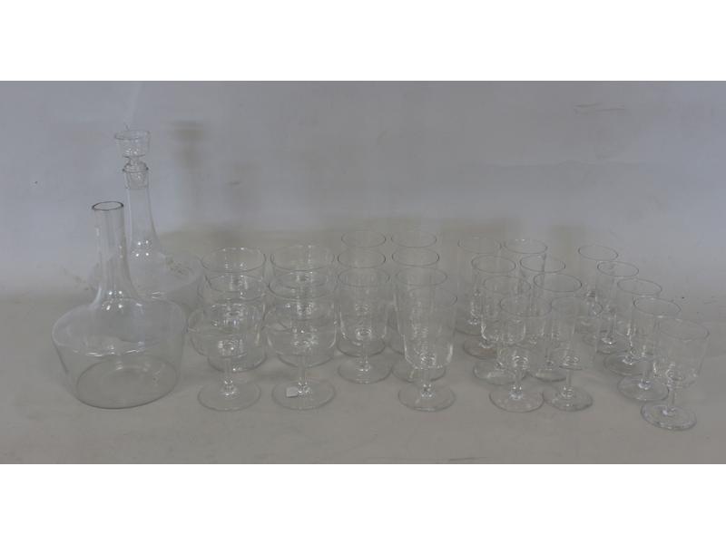 LOT DE VERRES aux armes comprenant COUPES...