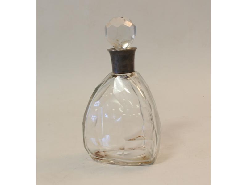 BOUTEILLE en cristal taillé à pans coupés...