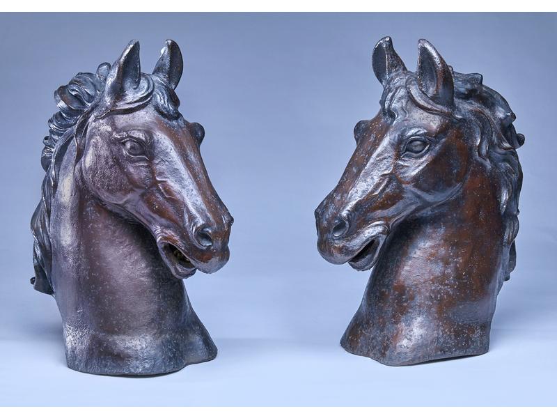 PAIRE DE TÊTES DE CHEVAUX en fonte de fer...
