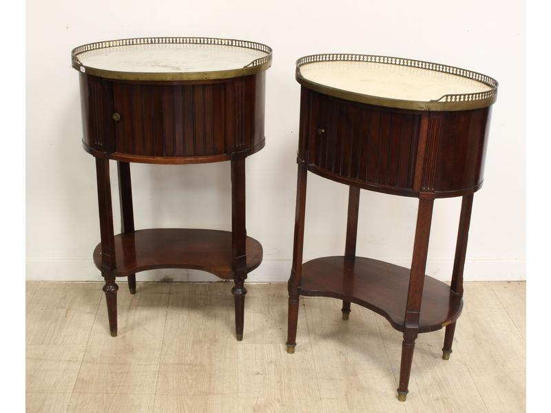 PAIRE DE TABLES DE CHEVET ovales en acajou...
