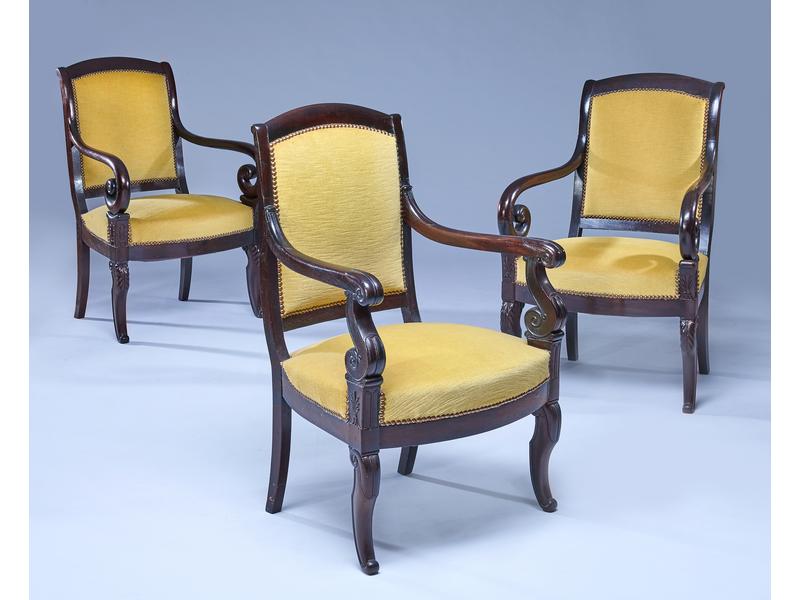 TROIS FAUTEUILS en acajou et placage d'acajou,...