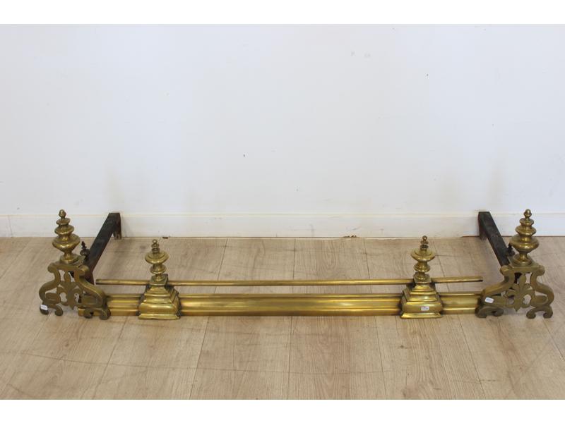 PAIRE DE CHENETS en bronze doré et barre...