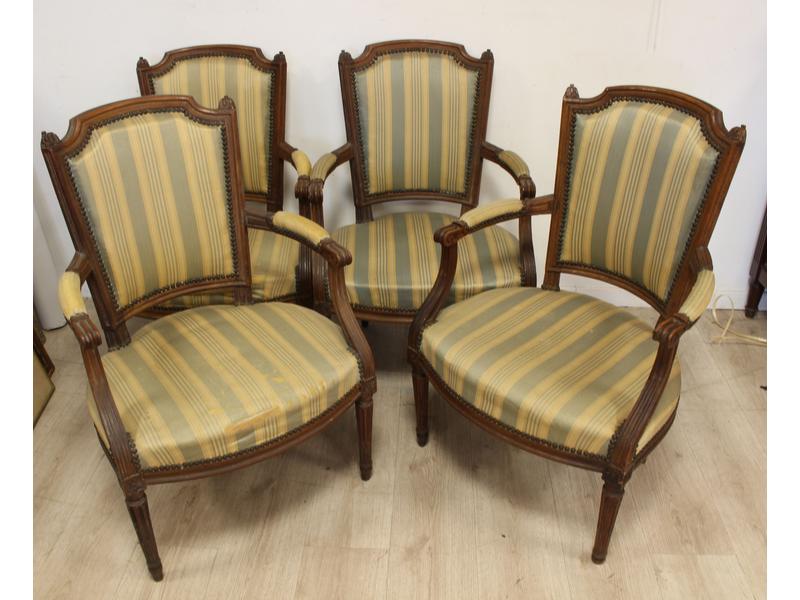 SUITE DE QUATRE FAUTEUILS à dossier cabriolet...