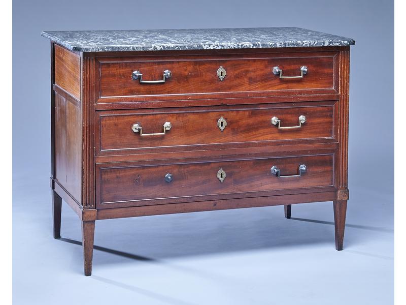 COMMODE rectangulaire en acajou et placage...