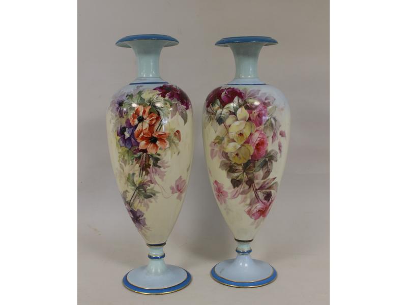 PAIRE DE VASES balustres en porcelaine émaillée...