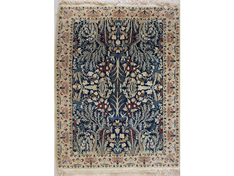 PAIRE DE PETITS TAPIS rectangulaires en laine...