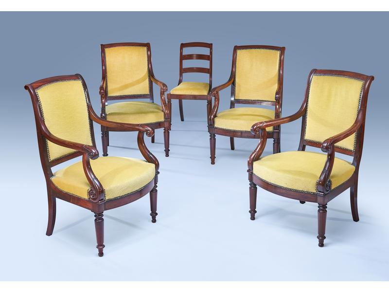 SUITE DE QUATRE FAUTEUILS ET UNE CHAISE en...