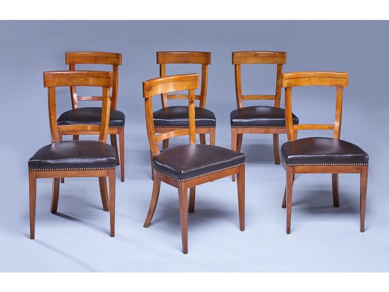 SUITE DE SIX CHAISES en noyer mouluré et...