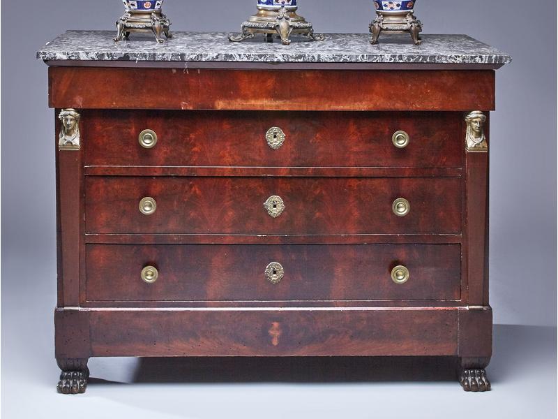 COMMODE rectangulaire en placage d'acajou...