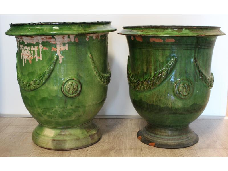 DEUX VASES DE JARDIN pouvant former paire,...